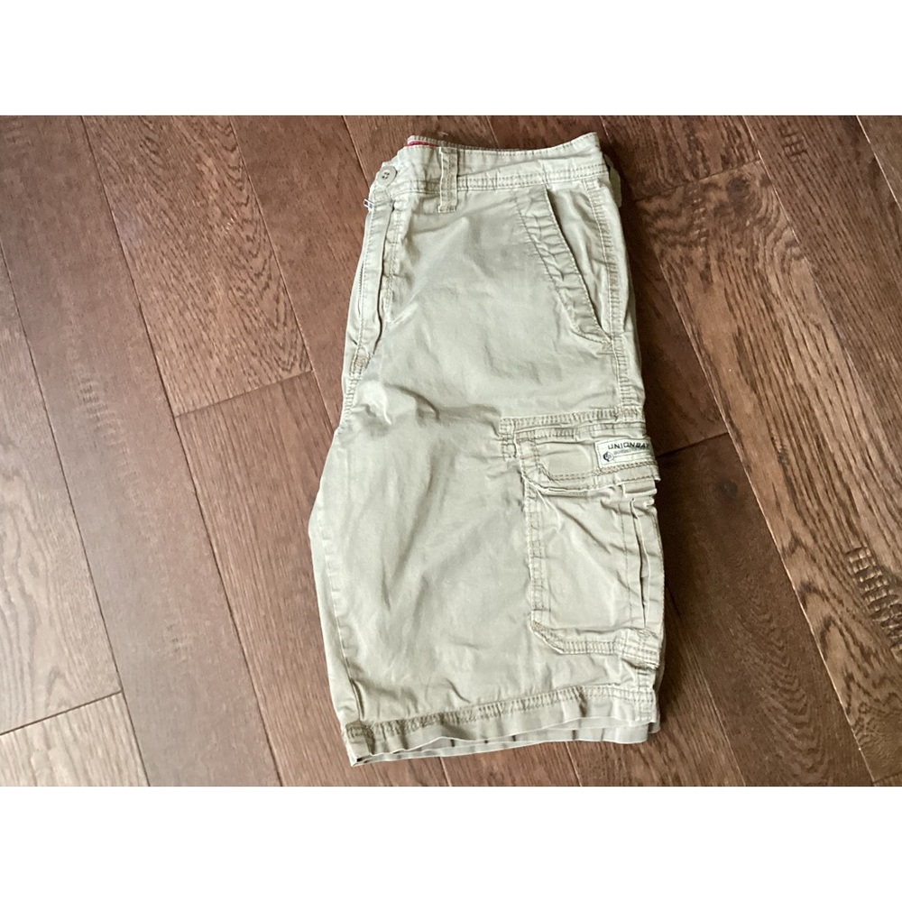 Used men’s khaki cargo shorts